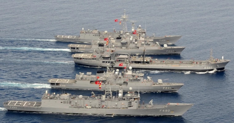 Ολοταχώς προς θερμό επεισόδιο με την Άγκυρα – Τουρκικά ΜΜΕ: «Ελληνικό στρατιωτικό σκάφος παραβίασε τον Κόλπο του Κουσάντασι»
